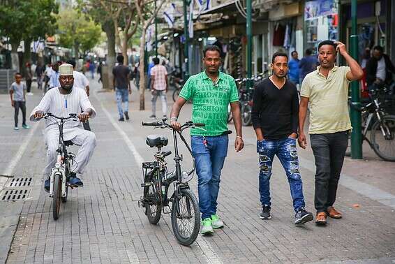 מסתננים בדרום תל אביב // צילום: יהושע יוסף